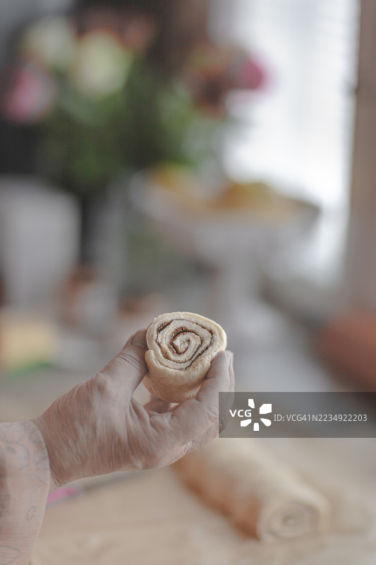 女性在家准备传统芬兰肉桂卷，食品摄影，库存照片图片素材
