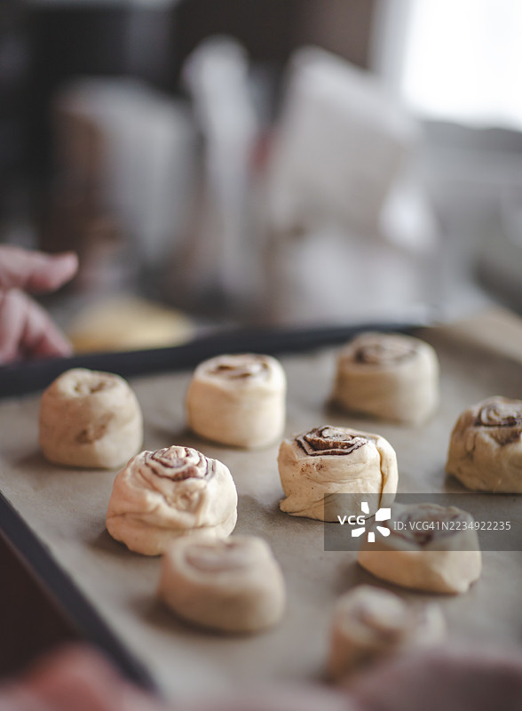 在家准备传统芬兰肉桂卷的女性，食品摄影，库存照片图片素材