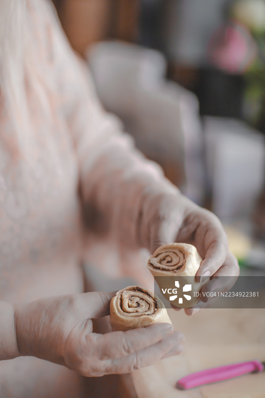 女性在家准备传统芬兰肉桂卷，食品摄影，库存照片图片素材