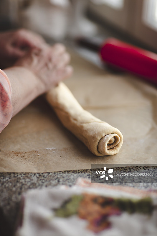 在家准备传统芬兰肉桂卷的女性，食品摄影，库存照片图片素材