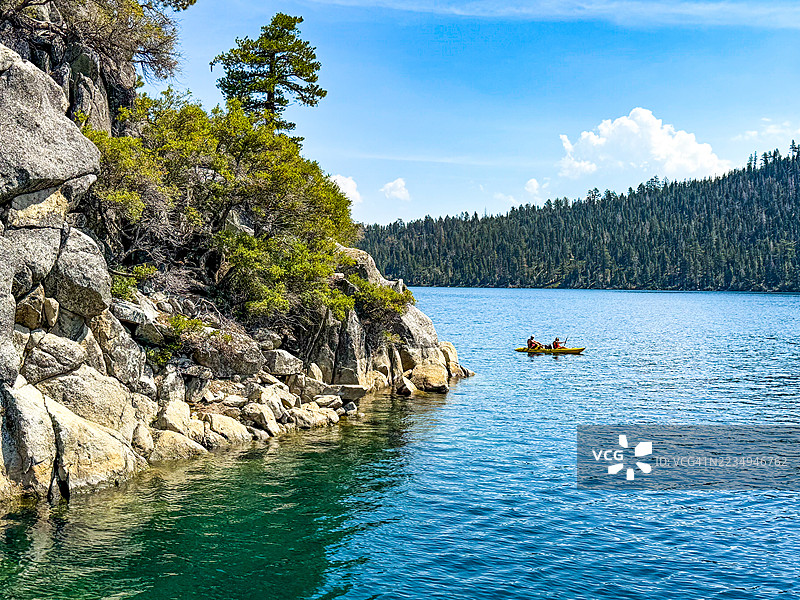 在塔霍湖翡翠湾的法内特岛附近划皮艇的人们（左侧）图片素材