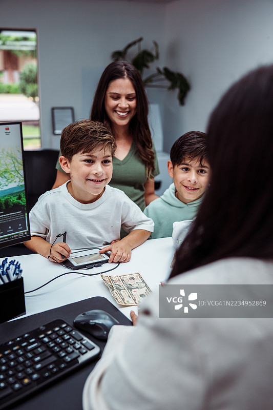 男孩在信用合作社开设储蓄账户图片素材