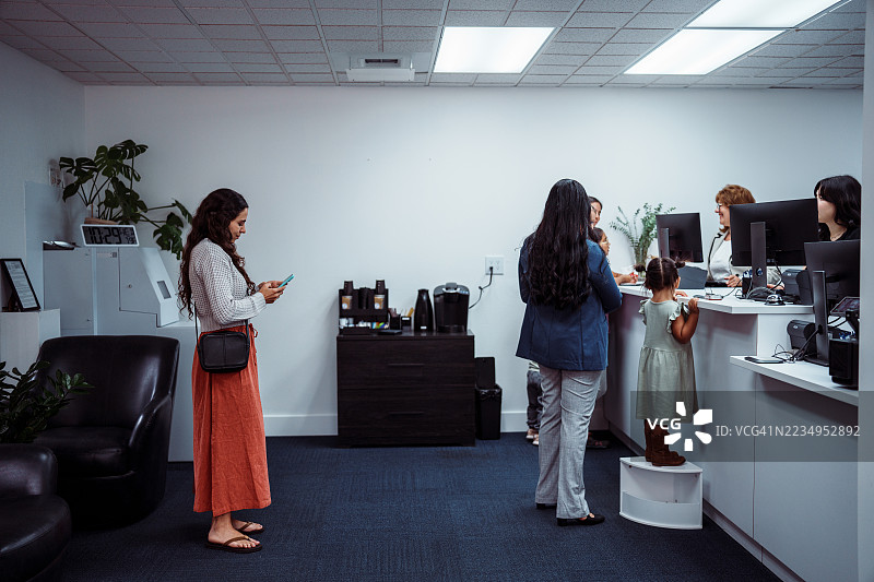 信用合作社大堂里的顾客图片素材