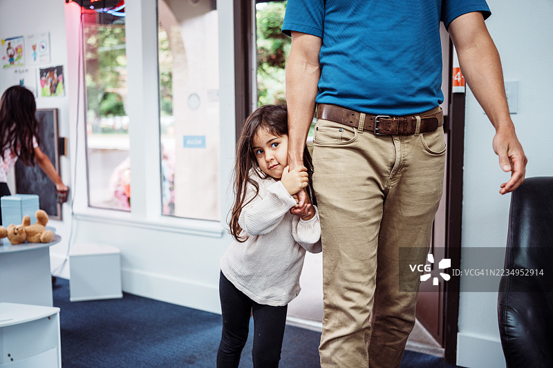 父亲和孩子走进当地商店图片素材