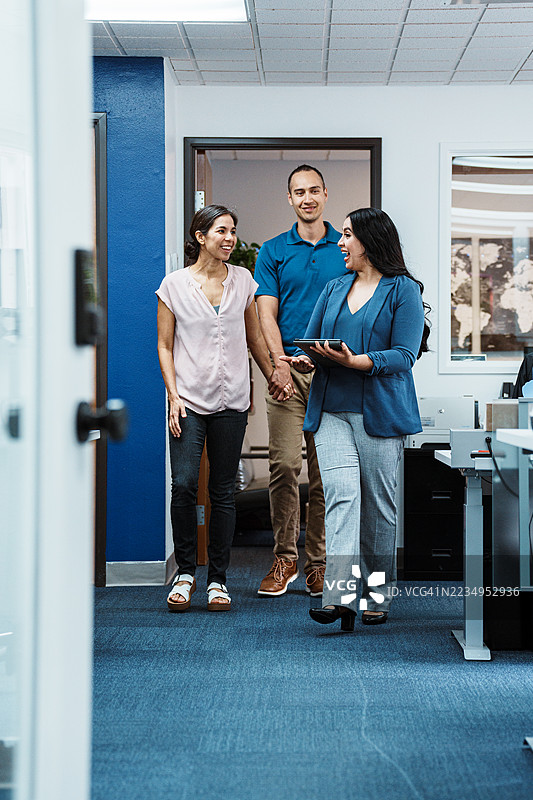 夫妇在信用社与贷款专员会面图片素材