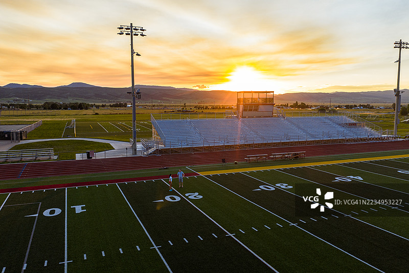 乡村体育场上的日落图片素材