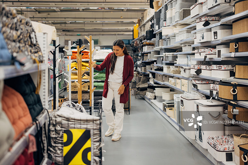 亚洲女性在家具店探索各种家居装饰品图片素材