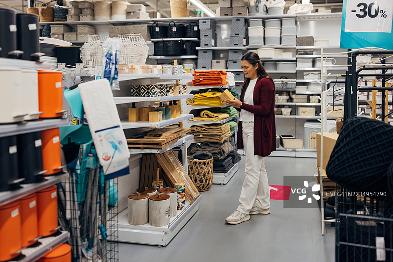 亚洲女性顾客在挑选各种厨房和浴室配件图片素材