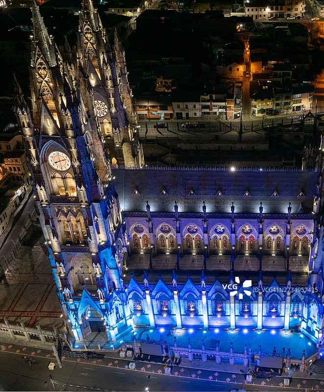 厄瓜多尔基多大教堂的夜景无人机视角图片素材