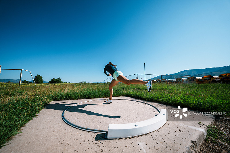 女子田径运动员投掷铅球图片素材