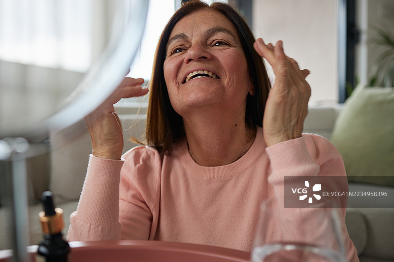 一位年长的女性在呵护她的肌肤图片素材