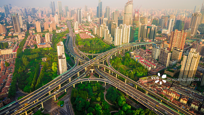 上海静安区南北高架道路的航拍摄影，上海，中国，亚洲。图片素材