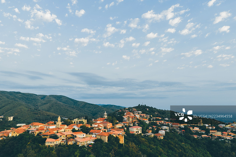 日落时分，航拍美丽的古老村庄西格纳吉，红瓦屋顶依偎在山坡上。图片素材