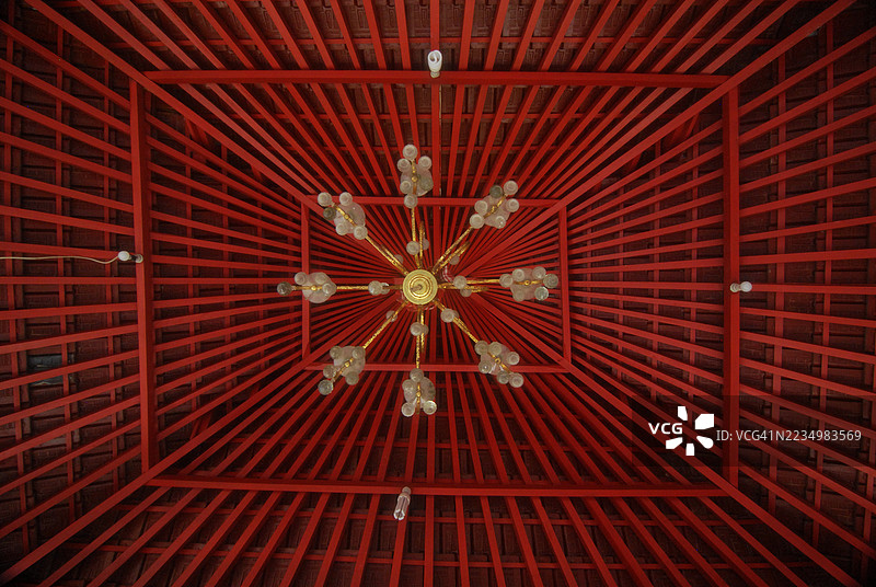 从下方看到的寺庙屋顶及悬挂装饰。图片素材