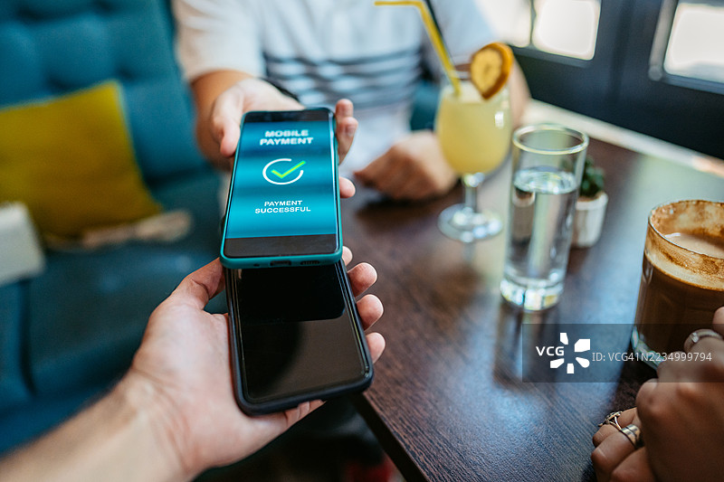 年轻人通过手机银行应用进行非接触式支付图片素材
