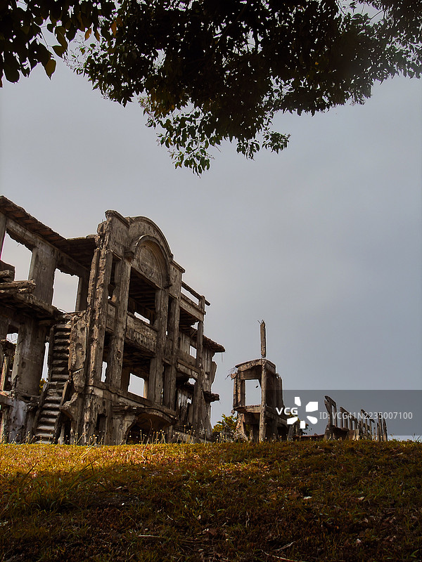 菲律宾科雷希多岛的“长英里兵营”的低角度镜头。图片素材