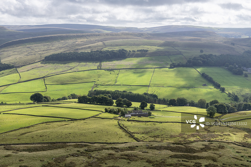 从英格兰柴郡麦克尔斯菲尔德的舒特林斯洛山俯瞰的景色图片素材