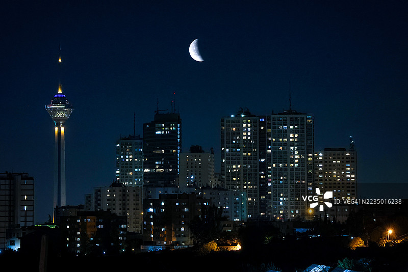 德黑兰夜空中的月食图片素材
