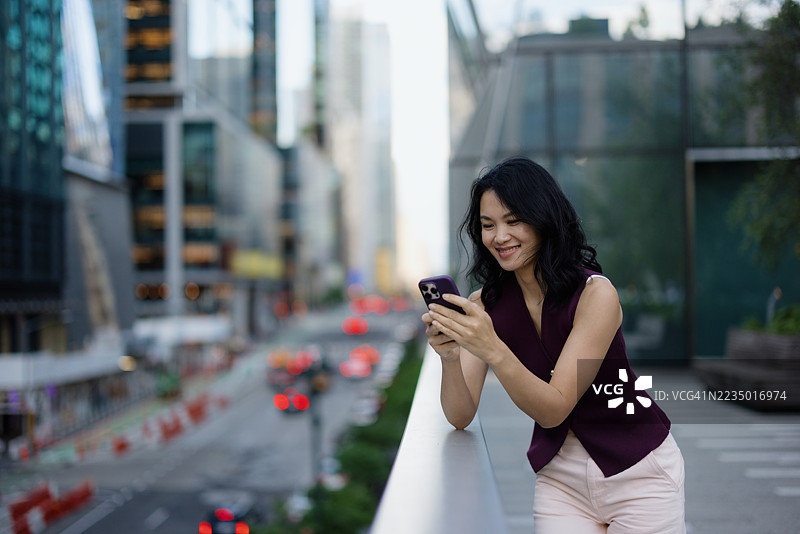 在纽约市曼哈顿使用智能手机的女商人图片素材