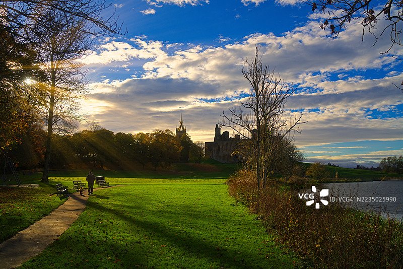 林利斯戈湖的秋季光线和树叶颜色。苏格兰中部，西洛锡安。图片素材