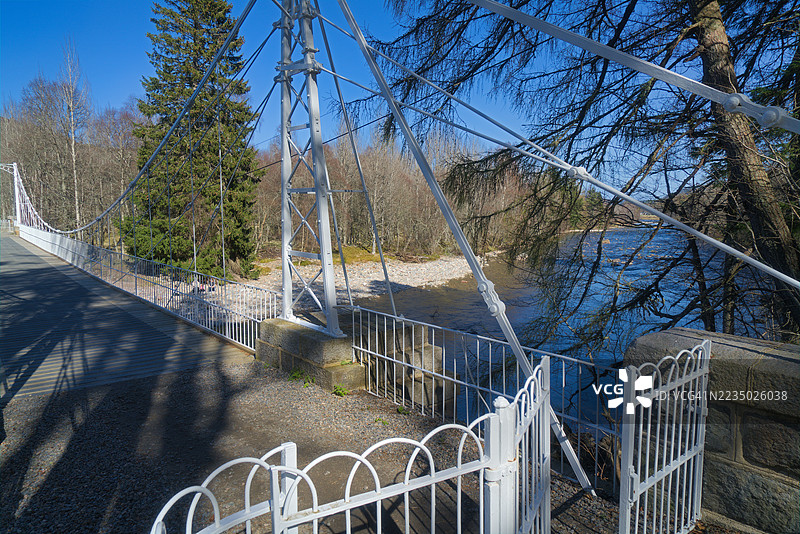 俯瞰德河上的克拉西悬索桥，朝东北方向，靠近巴尔莫勒尔城堡。靠近巴拉特，迪赛德，阿伯丁郡，高地地区，苏格兰，英国。图片素材