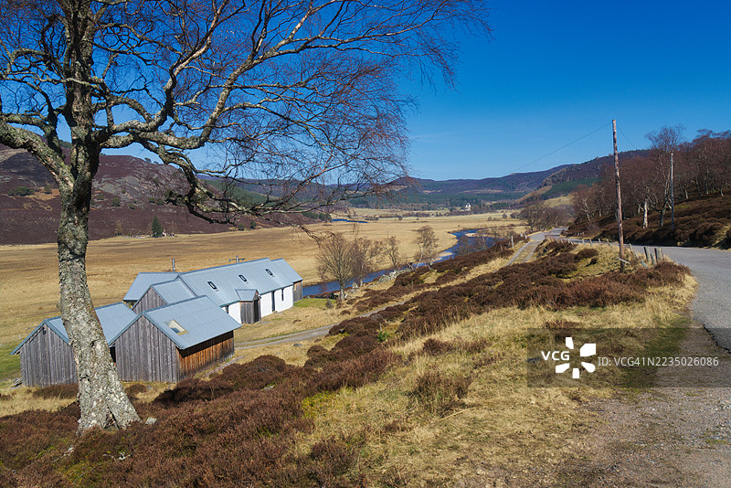 向东望去,沿着迪河和迪河峡谷,朝着布雷马村。马尔庄园。皇家迪赛德,阿伯丁郡,高地地区,苏格兰,英国。图片素材