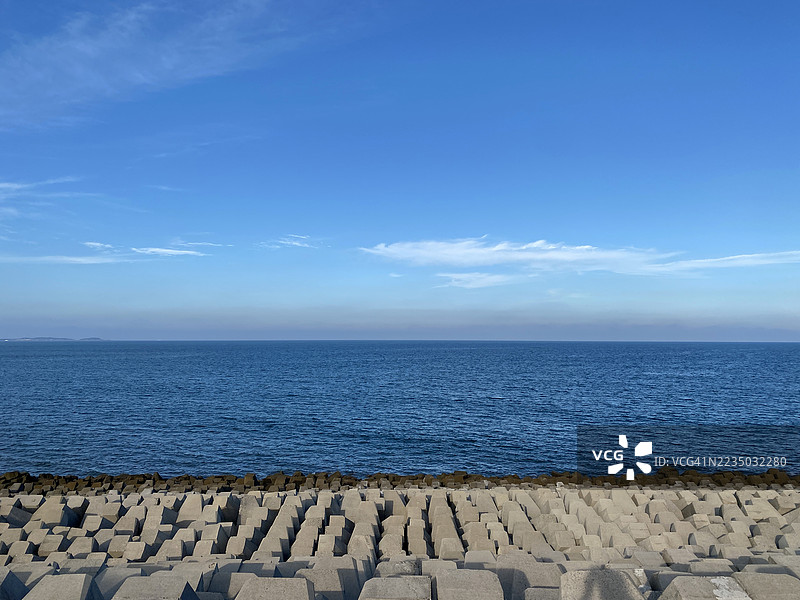 蓝色海浪在岩石海岸上拍打图片素材