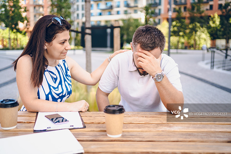 商业伙伴在户外工作图片素材