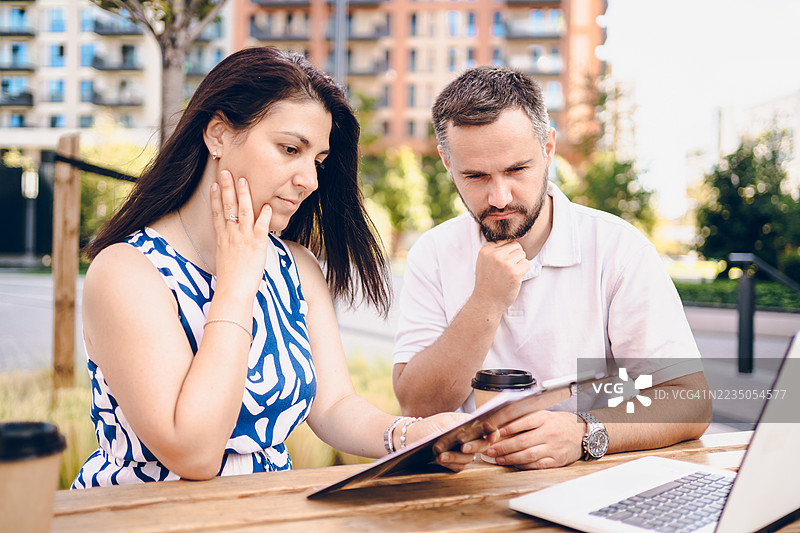 商业伙伴在户外工作图片素材