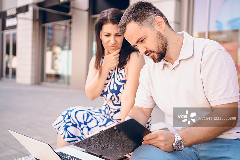 商业伙伴在户外工作图片素材