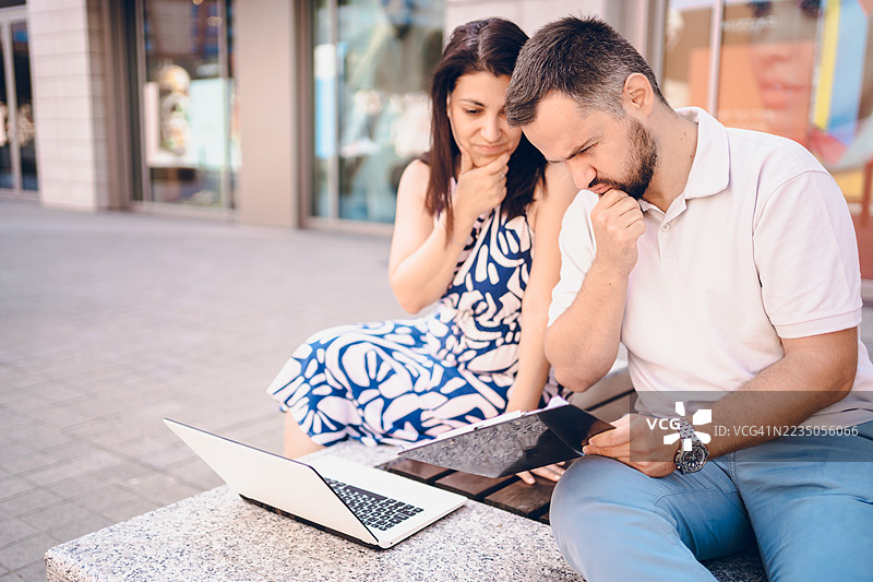 商业伙伴在户外工作图片素材