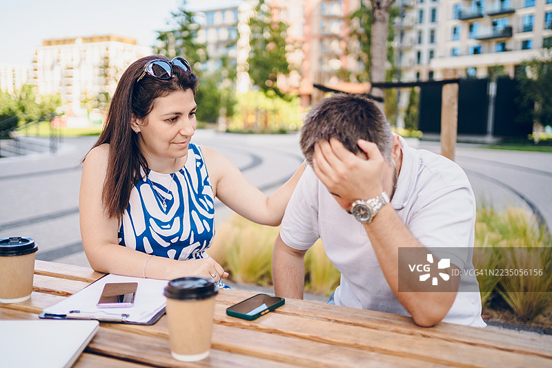 商业伙伴在户外工作图片素材