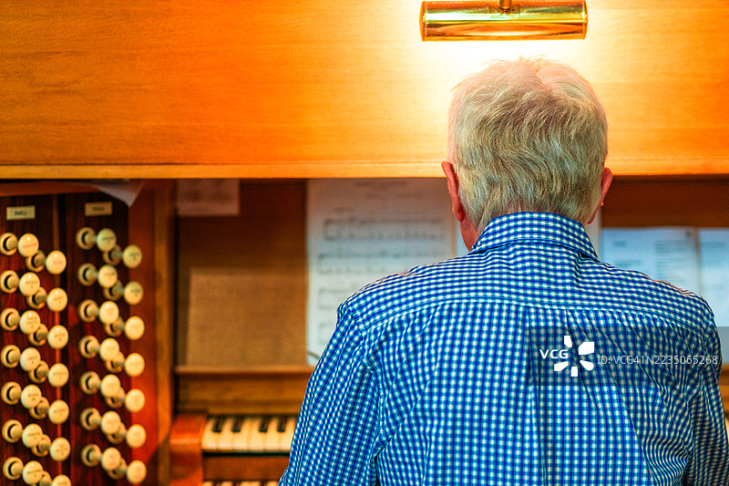 年长男性管风琴师在教堂演奏管风琴图片素材