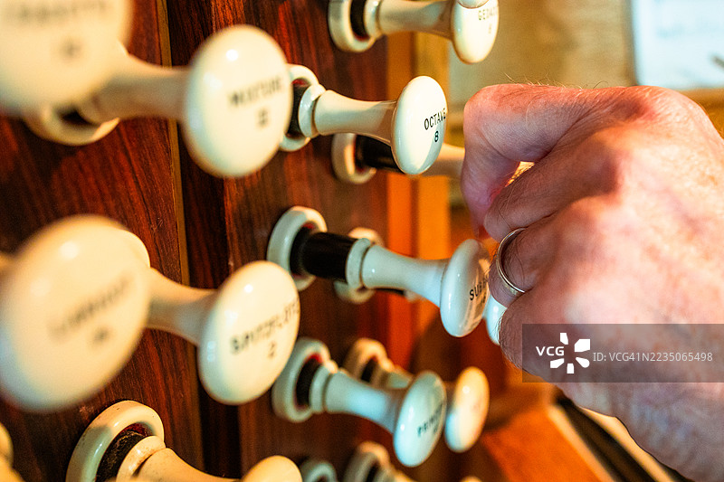 教堂内老年风琴师的手特写演奏风琴图片素材