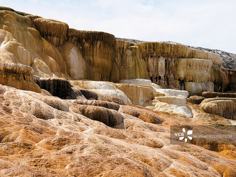 黄石国家公园的壮观阶梯岩层，位于美国黄石国家公园图片素材