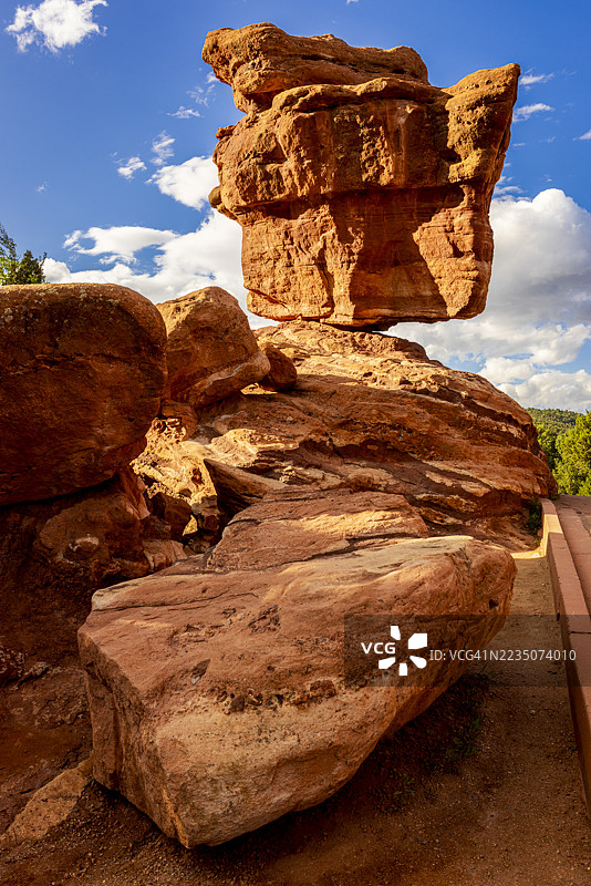 壮观的平衡岩石形成在明亮的蓝天下，位于美国马尼图泉的神之花园图片素材