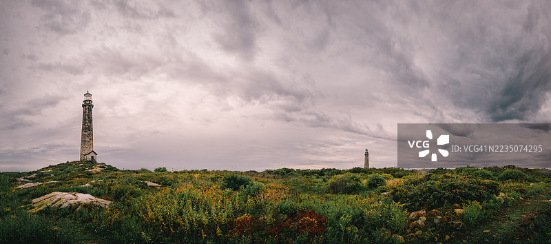 两座灯塔矗立在广阔而崎岖的风景中，天空阴云密布，地点：美国罗克波特，老彭赞斯路图片素材
