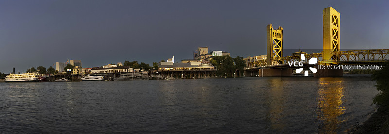 黄昏时分的塔桥和旧萨克拉门托海滨全景图图片素材