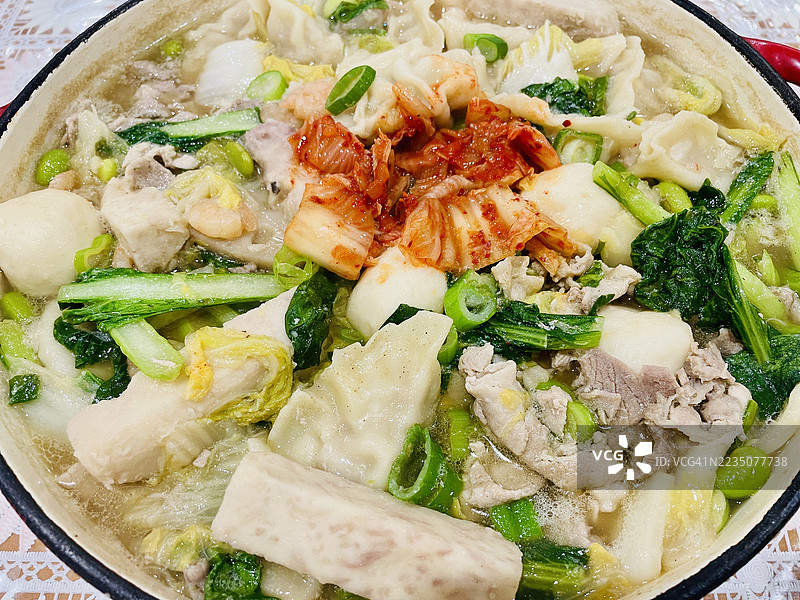 美味的亚洲火锅，配有泡菜、肉类和蔬菜图片素材