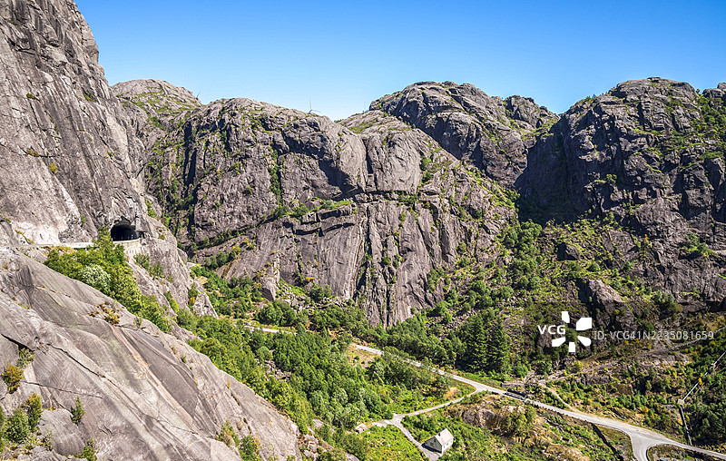 雄伟的落基山脉，蜿蜒的道路和晴朗的蓝天，阳光明媚的一天，埃格尔松，挪威，埃格尔松图片素材
