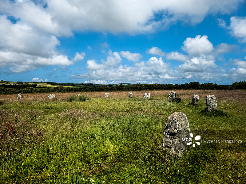 古老的立石矗立在郁郁葱葱的绿色田野中，蓝天明亮，英国彭赞斯图片素材