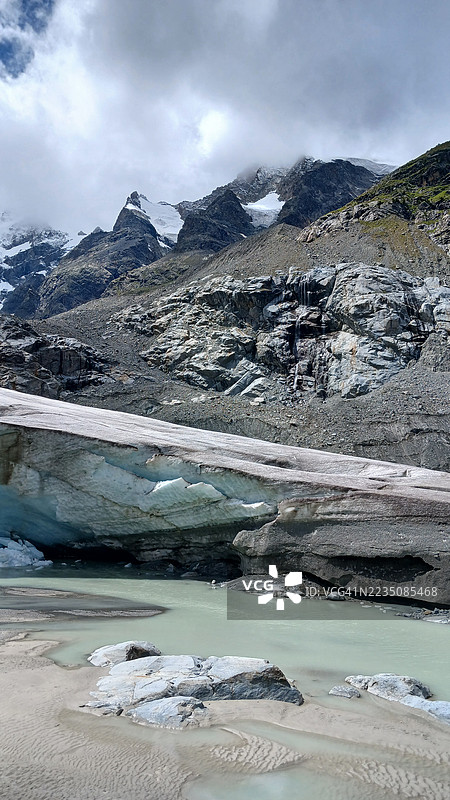 壮丽的冰川景观，雪山与碧绿色融水湖，马洛亚，瑞士图片素材