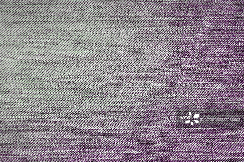 紫色和白色纹理面料的全景拍摄，形成了视觉上吸引人的图案图片素材