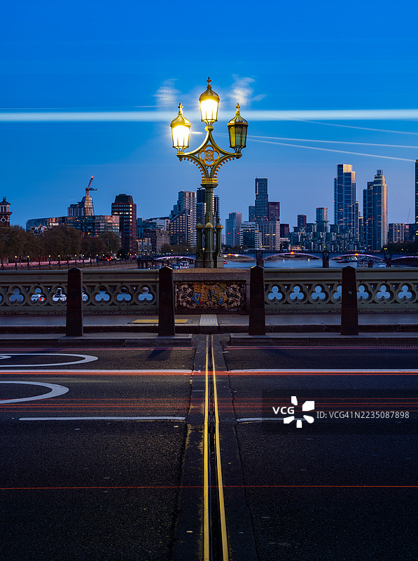 西敏桥上的照明街灯，黄昏时分俯瞰伦敦城市风景，英国伦敦图片素材