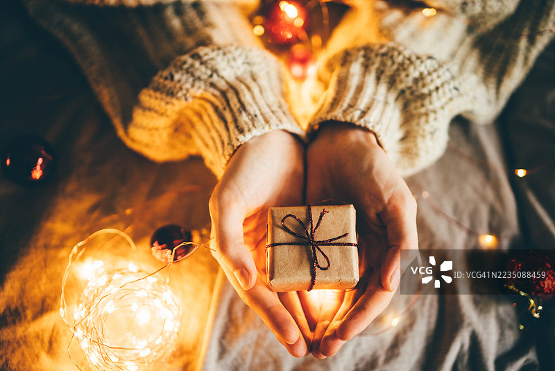 一位女士拿着小小的圣诞礼物盒图片素材