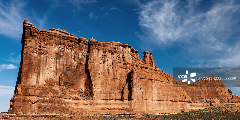 壮丽的岩石 formations 在沙漠景观下的生动蓝天中，汤普森，美国，阿尔奇斯国家公园风景大道图片素材