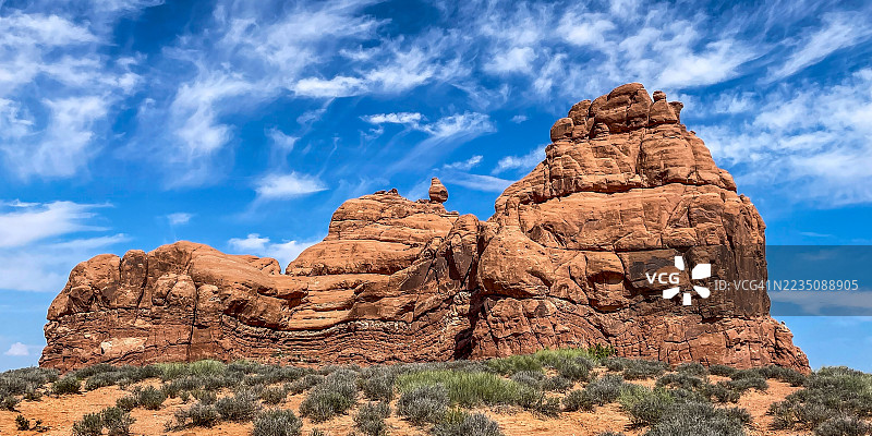 壮丽的岩石 formations 在生动的蓝天和轻柔的云朵下，展示了沙漠景观的美丽，汤普森，美国，USA，窗户区图片素材