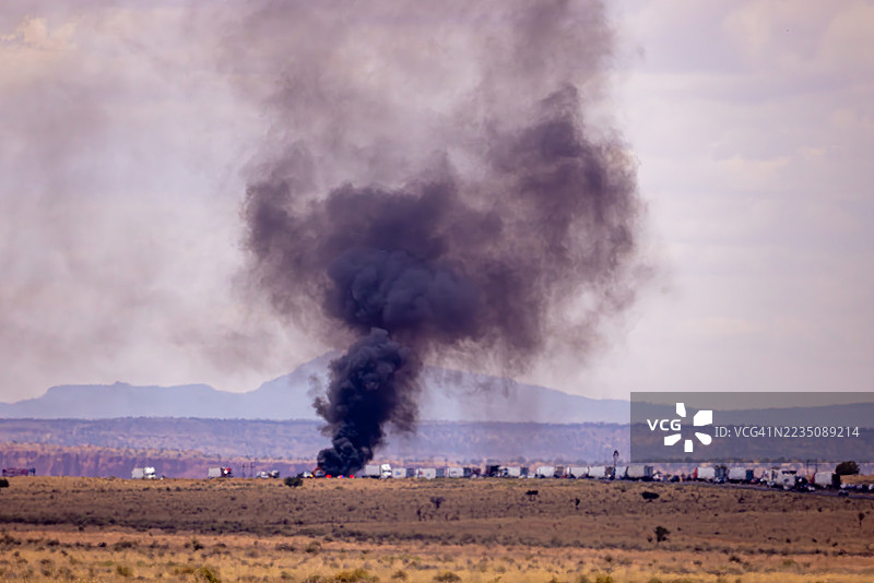 高速公路事故，浓烟升起图片素材