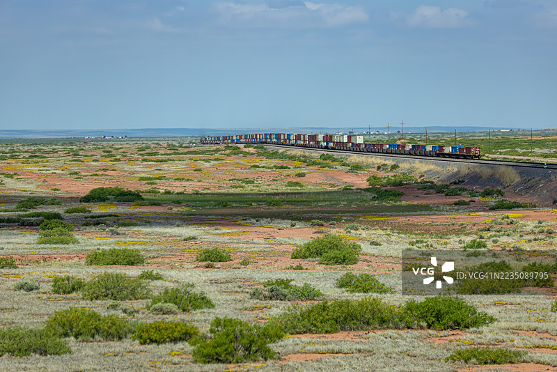 货运列车与弯曲的高速公路图片素材