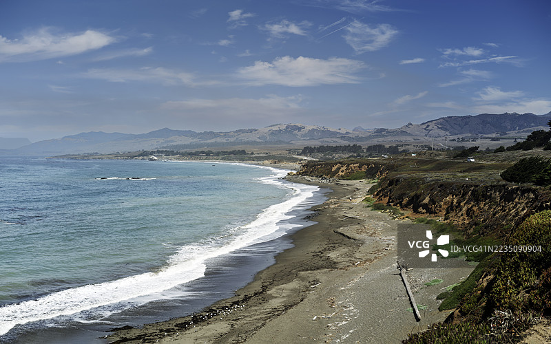崎岖海岸线和沙滩的美丽景色，头顶是广阔的蓝天，阳光明媚，位于美国加利福尼亚州的坎布里亚。图片素材